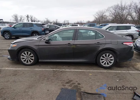 2018 Toyota Camry Le z USA, uszkodzony, nr VIN 4T1B11HK4JU574334